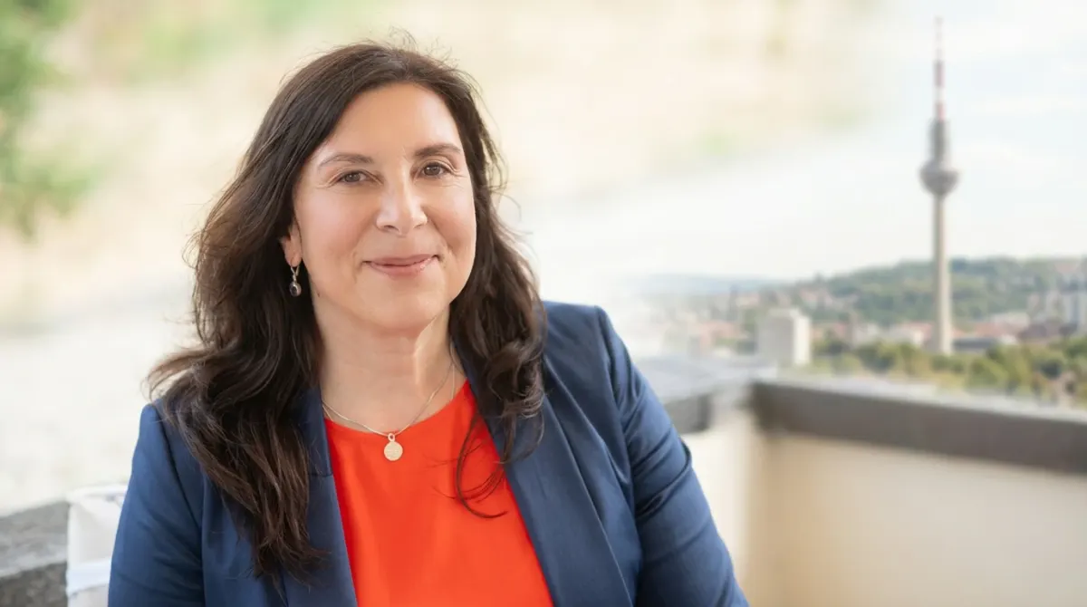 Milena Paralis, Gründerin von Paralis Digital, mit Blick auf den Stuttgarter Fernsehturm